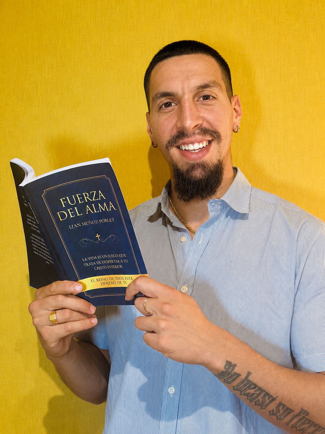 Izan Muñoz sosteniendo el libro Fuerza del Alma